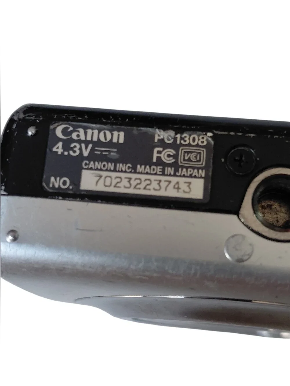 Canon PowerShot SD880 IS 10MP Digital Camera w/Battery, Charger, ETC LCD Spot